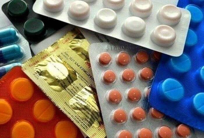 

1. АРБИДОЛ

Действующее вещество: умифеновир.

Другие наименования: «Арпетолид», «Арпефлю», «ОРВИтол НП», «Арпетол», «Иммустат».

Советское изобретение 1974 года, не признанное Всемирной организацией здравоохранения. Клинические испытания препарата при заболеваниях человека проводились только в СНГ и Китае.

Это якобы противовирусный препарат с иммуномодулирующим эффектом для лечения множества самых различных заболеваний, включая грипп, однако его эффективность до сих пор не доказана.

2. ЭССЕНЦИАЛЕ

Действующее вещество: полиенилфосфатидилхолин.

Другие наименования: «Эссенциале форте», «Эссенциале Н», «Эссенциале форте Н».

Этот популярный препарат для защиты печени, как и все прочие так называемые«гепатопротекторы», никак не защищает печень. Научные исследования не обнаружили положительного эффекта при приёме «Эссенциале», зато обнаружили кое-что другое: при острых и хронических вирусных гепатитах он может способствовать усилению застоя жёлчи и активности воспаления.

По сути, это пищевая добавка.

3. ПРОБИОТИКИ

Действующее вещество: живые микроорганизмы.

Популярные препараты: «Хилак форте», «Ацилакт», «Бифилиз», «Лактобактерин», «Бифиформ», «Споробактерин», «Энтерол».

Мало того, что эффективность пробиотиков не доказана; судя по всему, большинство микроорганизмов, содержащихся в этих препаратах, ещё и не являются живыми. Дело в том, что процесс пакетирования уничтожает 99% всех потенциально полезных бактерий и спор. С тем же успехом можно выпить стакан кефира. В Европе и США пробиотики не назначают.

4. МЕЗИМ ФОРТЕ

Действующее вещество: панкреатин.

Другие наименования: «Биофесталь», «Нормоэнзим», «Фестал», «Энзистал», «Биозим», «Вестал», «Гастенорм», «Креон», «Микразим», «Панзим», «Панзинорм», «Панкреазим», «Панцитрат», «Пензитал», «Уни-Фестал», «Энзибене», «Эрмиталь».

По данным исследований, панкреатин может быть эффективен разве что при несварении желудка. Диабет, панкреатит, грыжа и настоящие расстройства пищеварительного тракта он не лечит.

5. КОРВАЛОЛ

Действующее вещество: фенобарбитал.

Другие наименования: «Валокордин», «Валосердин».

Фенобарбитал является опасным барбитуратом с ярко выраженным наркотическим действием.

При регулярном употреблении в больших дозах вызывает серьёзные неврологические и когнитивные нарушения (расстройства кратковременной памяти, нарушения речи, шаткость походки), подавляет сексуальную функцию, из-за чего он и запрещён к ввозу в США, ОАЭ и многие страны Европы.

6. ПИРАЦЕТАМ

Другие наименования: «Луцетам», «Мемотропил», «Ноотропил», «Пиратропил», «Церебрил».

Как и все прочие ноотропные препараты, известен в основном в СНГ. Эффективность пирацетама не доказана, зато есть данные о нежелательных побочных эффектах. В большинстве развитых стран не зарегистрирован.

7. ЦИННАРИЗИН

Действующее вещество: дифенилпиперазин.

Другие наименования: «Стугезин», «Стугерон», «Стунарон».

Циннаризин в настоящее время производится в основном в Бангладеш, тогда как на Западе его запретили к использованию ещё 30 лет тому назад. Почему? Список побочных эффектов занял бы слишком много места, поэтому упомянем лишь, что употребление циннаризина может привести к острой форме паркинсонизма.

8. ВАЛИДОЛ

Действующее вещество: ментиловый эфир изовалериановой кислоты.

Другие наименования: «Валофин», «Ментовал».

Устаревший препарат с недоказанной эффективностью. Ни в коем случае не полагайтесь на него при проблемах с сердцем! Он ничего не даёт, а при инфаркте каждая минута на счету!

9​​​​. НОВО-ПАССИТ

Действующее вещество: гайфенезин.

Этот якобы антиксиолитический препарат содержит множество разных травяных экстрактов, но его единственное действующее вещество является отхаркивающим средством.

Оно часто входит в состав препаратов от кашля, но никак не может оказывать успокоительного эффекта, приписываемого «Ново-пасситу».

10. ГЕДЕЛИКС

Другие наименования: «Гедерин», «Гелисал», «Проспан».

Национальный институт здравоохранения США провёл масштабное исследование и пришёл к следующему выводу: несмотря на популярность, экстракт листьев плюща неэффективен в лечении кашля. Выпейте чаю с лимоном, что ли.

11. ГЛИЦИН

Глицин — это вообще не лекарство, а простейшая аминокислота. По сути, это очередная биоактивная добавка, не приносящая организму ни вреда, ни пользы. Клиническая эффективность глицина не то что не доказана, но даже и не исследована.

12. СИНУПРЕТ

Действующее вещество: экстракт лекарственных растений.

Другие наименования: «Тонзипрет», «Бронхипрет».

Популярный в Германии фитопрепарат, эффективность которого подтверждается лишь исследованиями, проведёнными компанией-производителем. Вы можете приготовить его дома, заварив корень горечавки, цветки первоцвета, щавель, цветки бузины и вербену. Видите, какая экономия!

13. ТРОКСЕВАЗИН

Действующее вещество: флавоноид рутина.

Другие наименования: «Троксерутин».

Эффективность подтверждена только двумя российскими исследованиями, которые жёстко критиковались западными учёными. По мнению последних, «Троксевазин» оказывает лишь едва заметное действие на организм.

14. ЛЮБАЯ ГОМЕОПАТИЯ

Действующее вещество: отсутствует.

Популярные препараты: «Анаферон», «Антигриппин», «Афлубин», «Вибуркол», «Галстена», «Гингко Билоба», «Мемория», «Окулохеель», «Палладиум», «Пумпан», «Ременс», «Ренитал», «Сальвия», «Тонзипрет», «Траумель», «Успокой», «Энгистол»… тысячи их!

Перечисляя псевдолекарственные препараты было бы нечестно не упомянуть о гомеопатических средствах.

Пожалуйста, запомните раз и навсегда: гомеопатические средства в принципе НЕ СОДЕРЖАТ никаких действующих веществ. Они не оказывают ни малейшего влияния ни на организм человека, ни на бактерии, вирусы и болезни, которые призваны лечить.

Эффективность гомеопатии не отличается от эффективности плацебо, чем она и является.