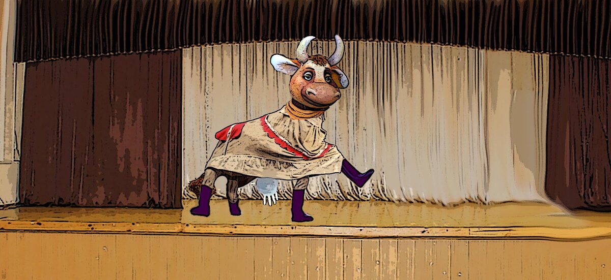 Мальчишки в роли Буренки на школьной сцене. Иллюстрация