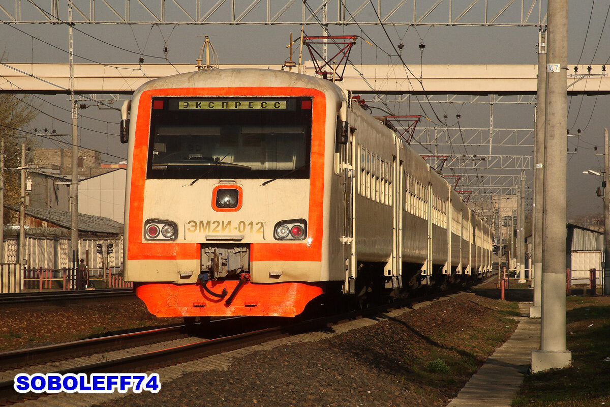 Электропоезд ЭМ2И-012. Перегон Москва-Пассажирская-Курская - Кусково Московской железной дороги. прель 2012 года