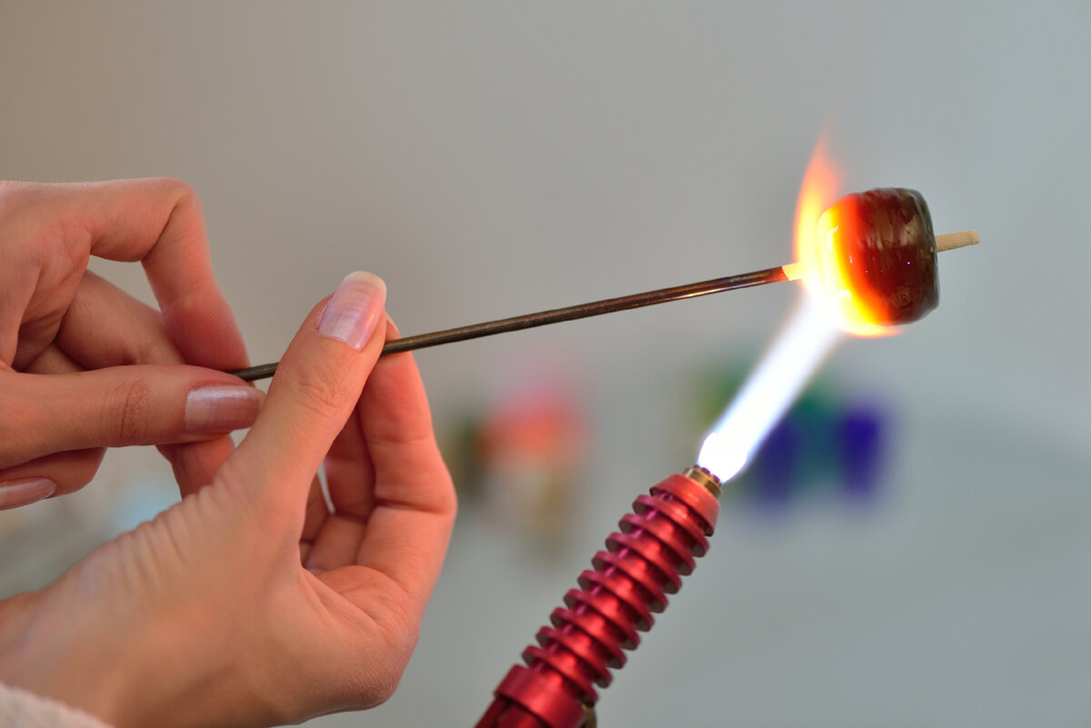 Процесс выплавки крупной бусинки на горелке