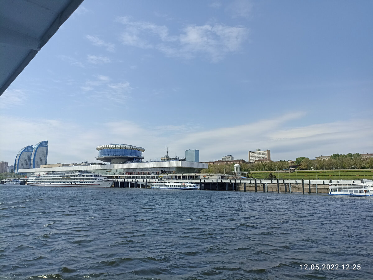 Вид на филармонию, порт и лайнер "Мстислав Ростропович" с борта нашего прогулочного кораблика. 