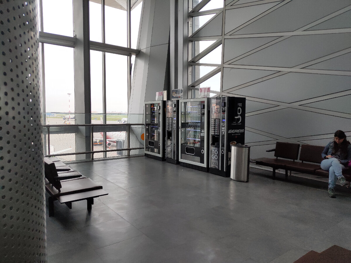 Тот самый экономный автомат. На всё Пулково были только эти два близнеца!