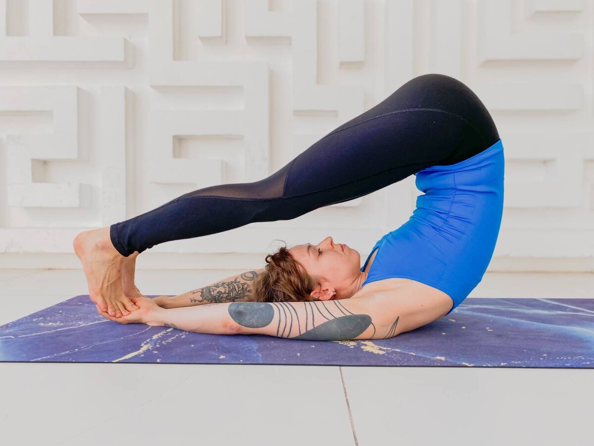 Халасана, поза Плуга. Фото автора.