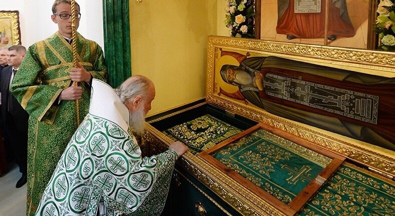 Святейший Патриарх Кирилл у мощей преподобного Нила Столобенского