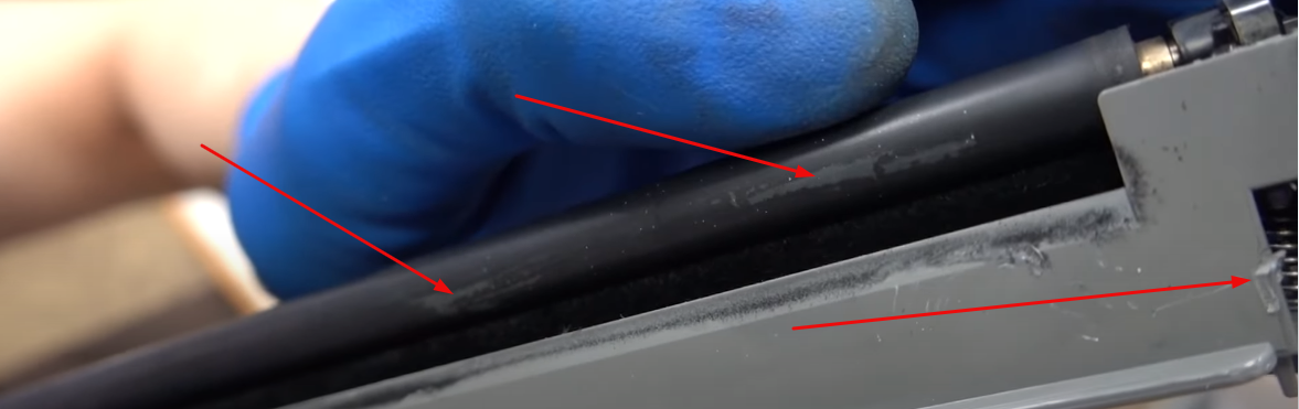 Повреждение на креплении ролика заряда