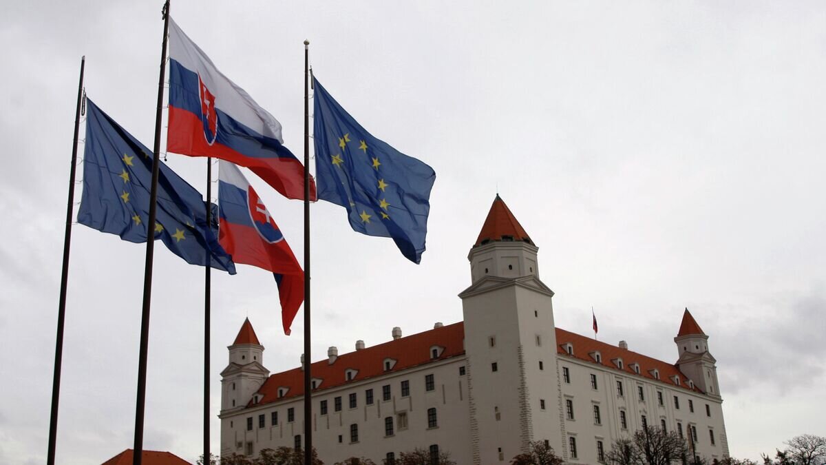    Флаги Словакии и Евросоюза перед зданием парламента в Братиславе© AP Photo / Petr David Josek