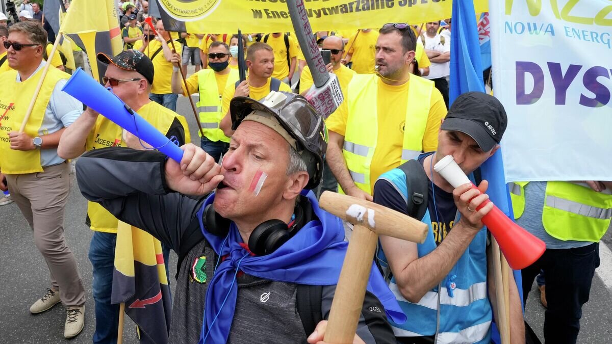    Работники энергетического сектора Польши во время акции протеста в Варшаве© AP Photo / Czarek Sokolowski