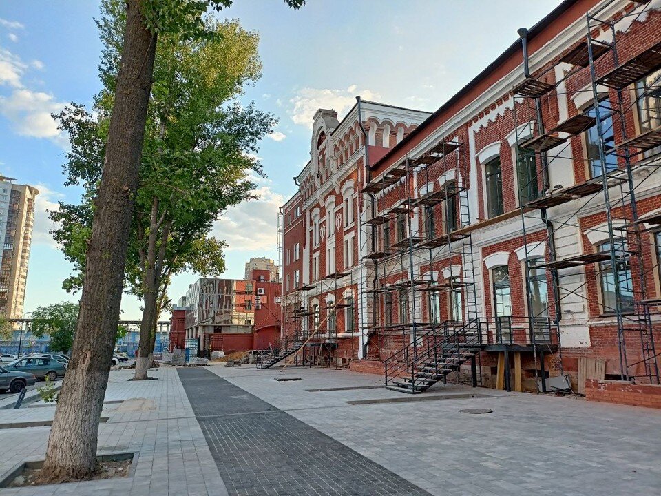     Рядом со зданием бывшей ликерки появилась уютная пешеходная зона. Здесь бережно сохранили деревья. Екатерина СИМОХИНА