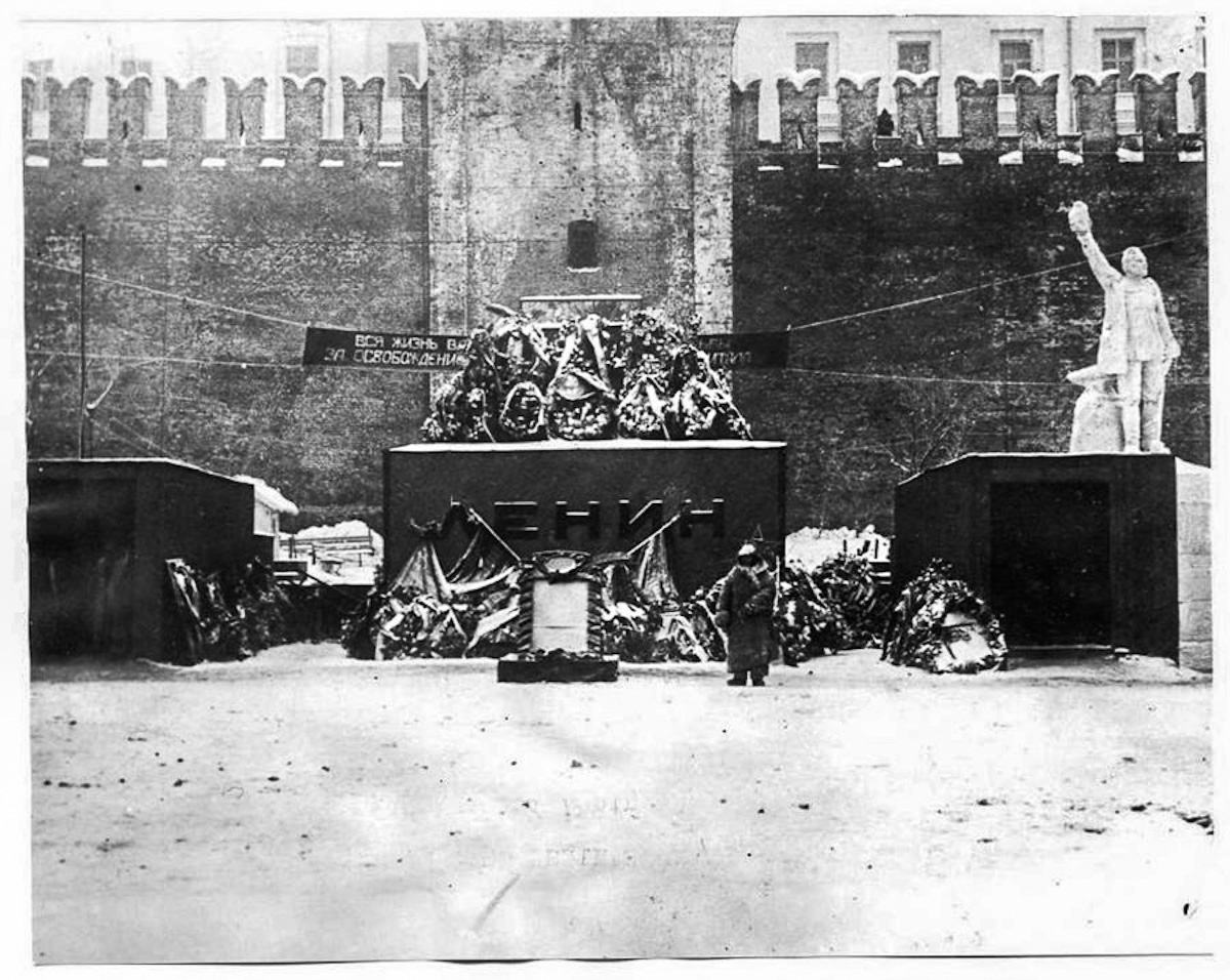 первый деревянный мавзолей ленина. ленин в мавзолее 1924. щусев мавзолей ленина 1924. мавзолей ленина 1924 год. щусев 1924-1930.