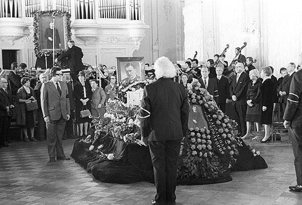 Перезахоронение останков композитора Александра Глазунова в Александро-Невской лавре 
Фото: Соловьева / РИА Новости