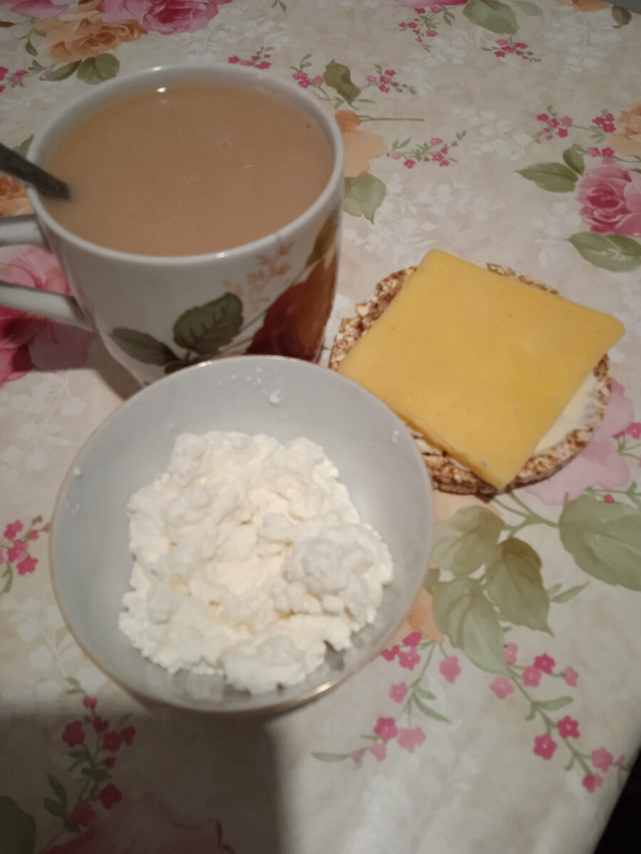 Мой завтрак. Мужу и детям ещё был омлет.