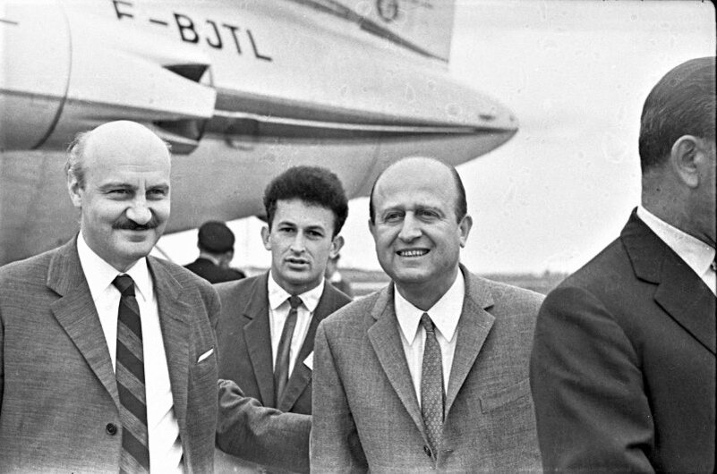 Председатель Союза кинематографистов СССР Лев Александрович Кулиджанов, член жюри VI Московского международного кинофестиваля французский режиссер и сценарист Ив Чампи и документалист Геннадий Павлович Гуревич в аэропорту «Шереметьево», 1969 год, Московская обл., МАММ/МДФ.