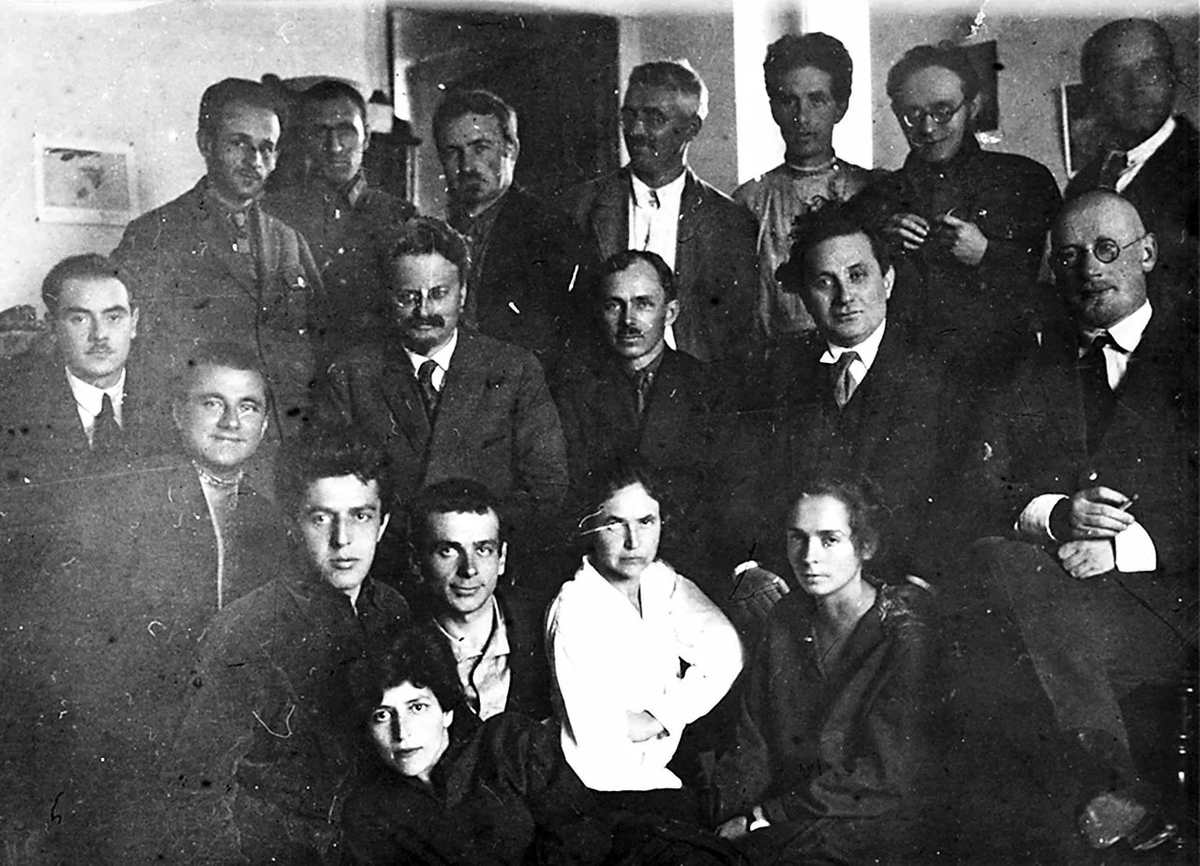 Троцкий и Зиновьев среди членов Левой оппозиции, 1927 год