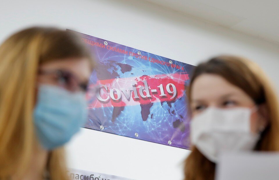    В то, что опасный вирус - дело рук природы, верят лишь 2% россиян.  REUTERS