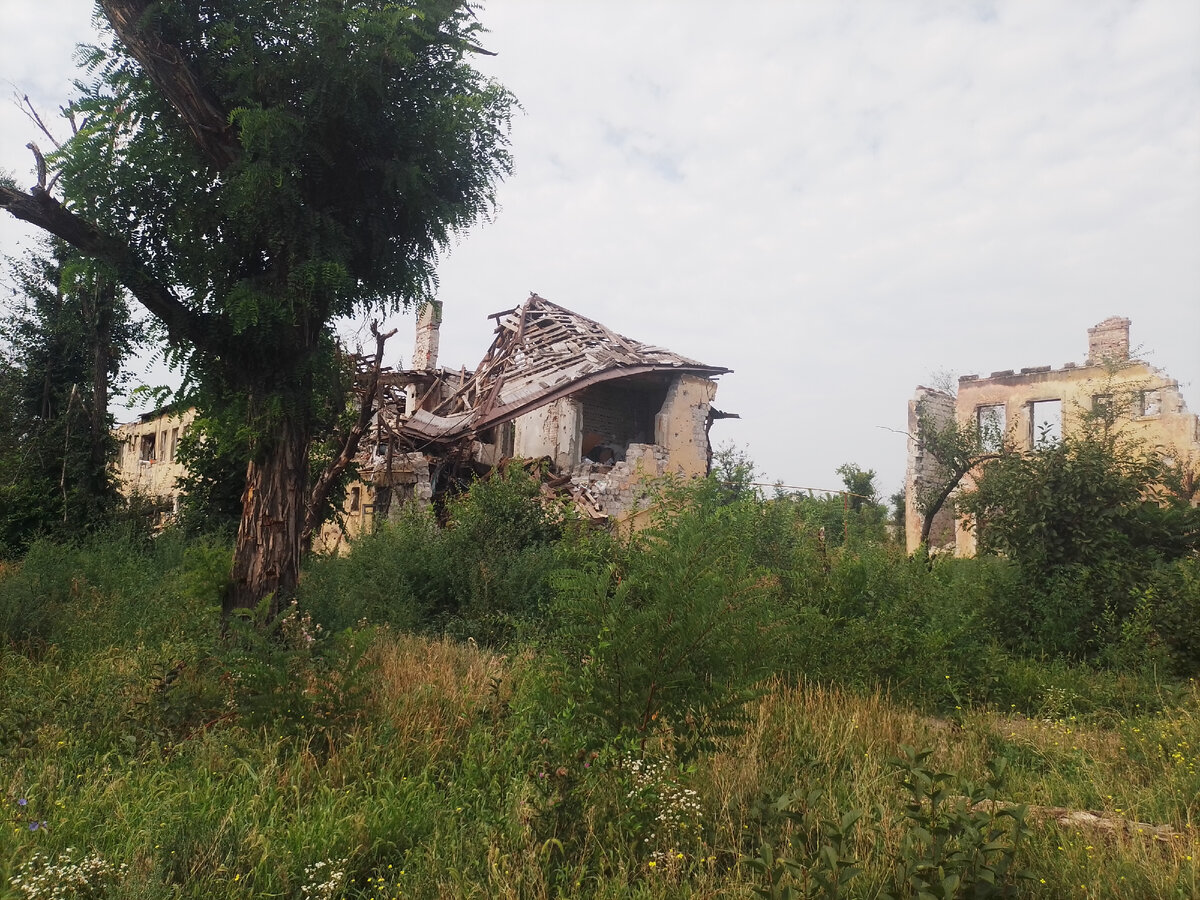 На фото слева - дом, в котором жила моя соседка. Справа - то, что осталось от соседнего дома, в котором женщина покончила собой.