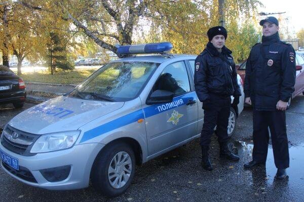    инспектор ОБППСП У МВД России по г. Тольятти л‑т Федор Родионов   
полицейский-водитель ОБППСП У МВД России по г. Тольятти ст. с‑т Олег Козлов