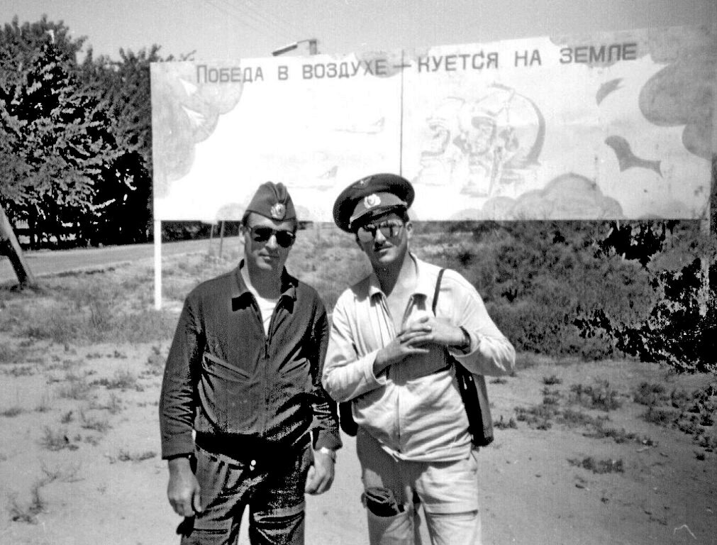 Мары: со своим боевым ведомым. 1991 г. Из архива автора. Фоткал нас А.Никодимов.