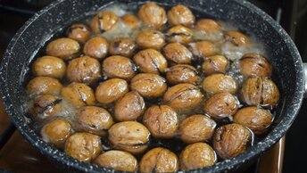 Бросьте грецкие орехи в кипящую воду. Вы будете удивлены результатом