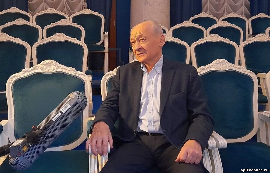 
Выдающийся артист балета Михаил Лавровский, продолжая традиции знаменитых «Русских сезонов» Сергея Дягилева, объединил на одной сцене как признанных, так и только начинающих творческий путь молодых талантливых артистов. Мэтр смело экспериментирует над жанрами и формами, и его одноактные балеты – синтез классики и модерна, драматического театра и видео-арта.