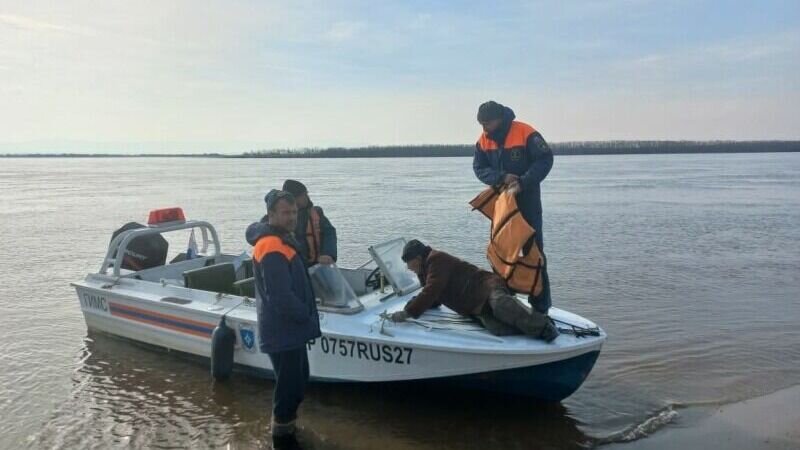     Спасатели на катере увезли запоздалого садовода обратно в краевой центр.