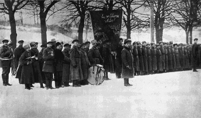 
Построение Литовской стрелковой дивизии Фото Литовского центрального государственного архива (Источник: https://im.kommersant.ru/Issues.photo/CORP/2019/08/30/KMO_111307_26499_1_t245_174422.webp)