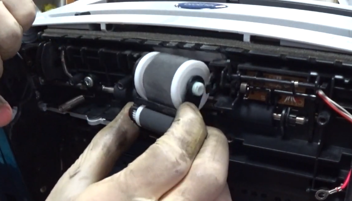 Фото 34. Проверяем работу пружины, нажимая на каретку с роликами