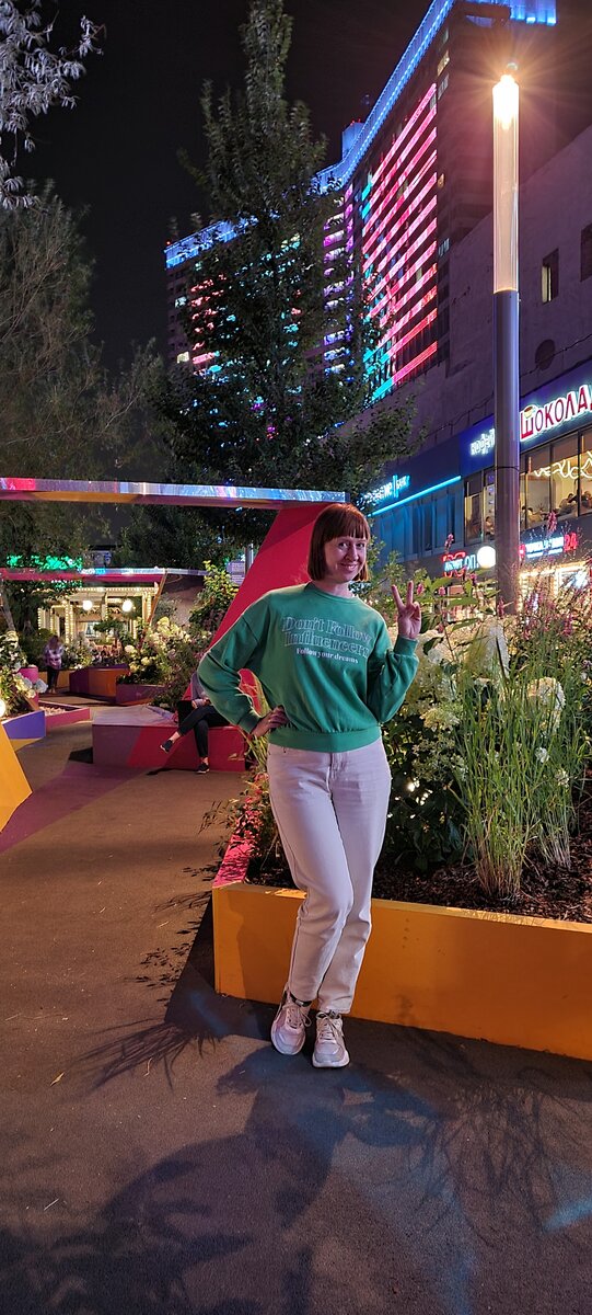 Анна Орти на Новом Арбате на фоне того самого дома, где живет Майк...