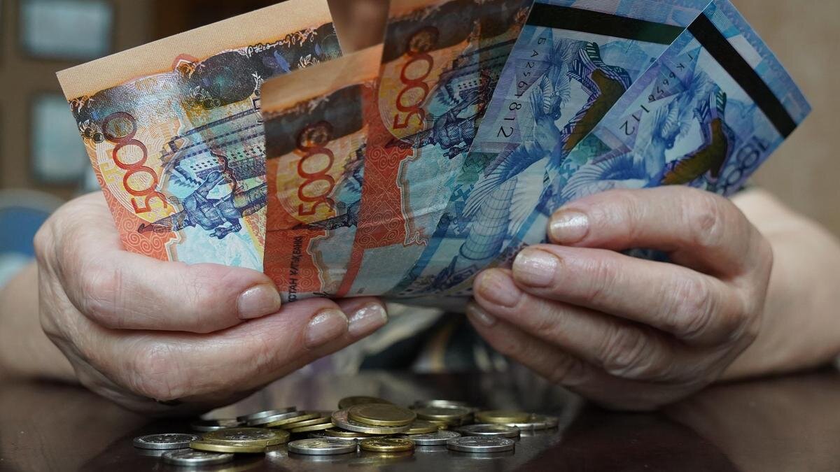    Женщина держит в руках купюры:NUR.KZ/Владимир Третьяков