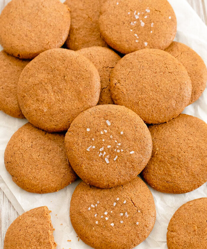 Крупный план стопки миндального печенья