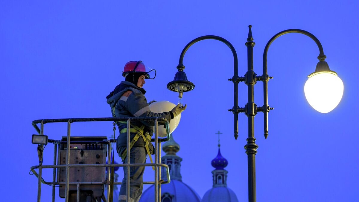    Ремонт фонаря в Москве© АО "Объединенная энергетическая компания"