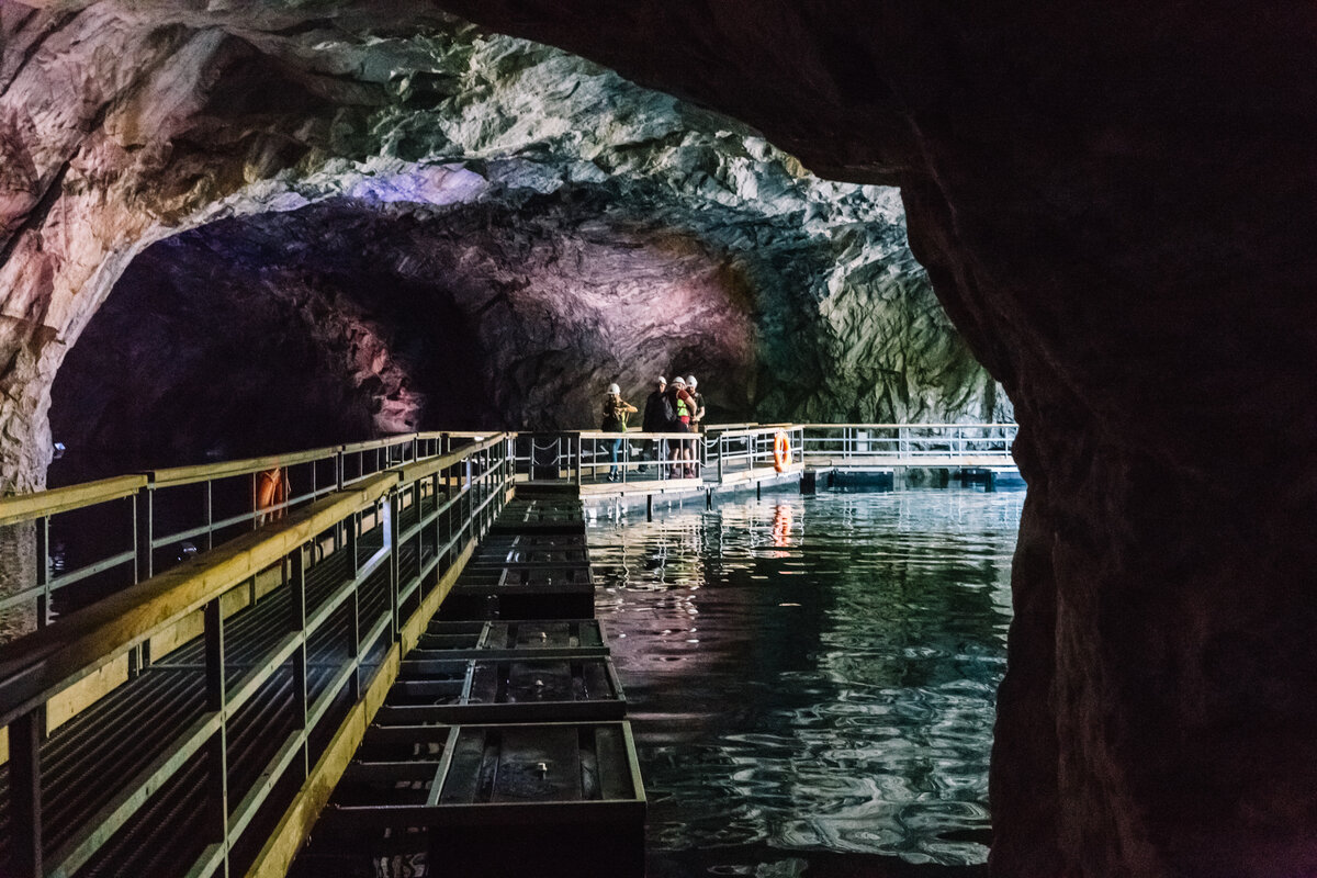 В 2017 году, когда заброшенные пещеры превратили в коммерческий проект, по озеру проложили пешеходные дорожки 