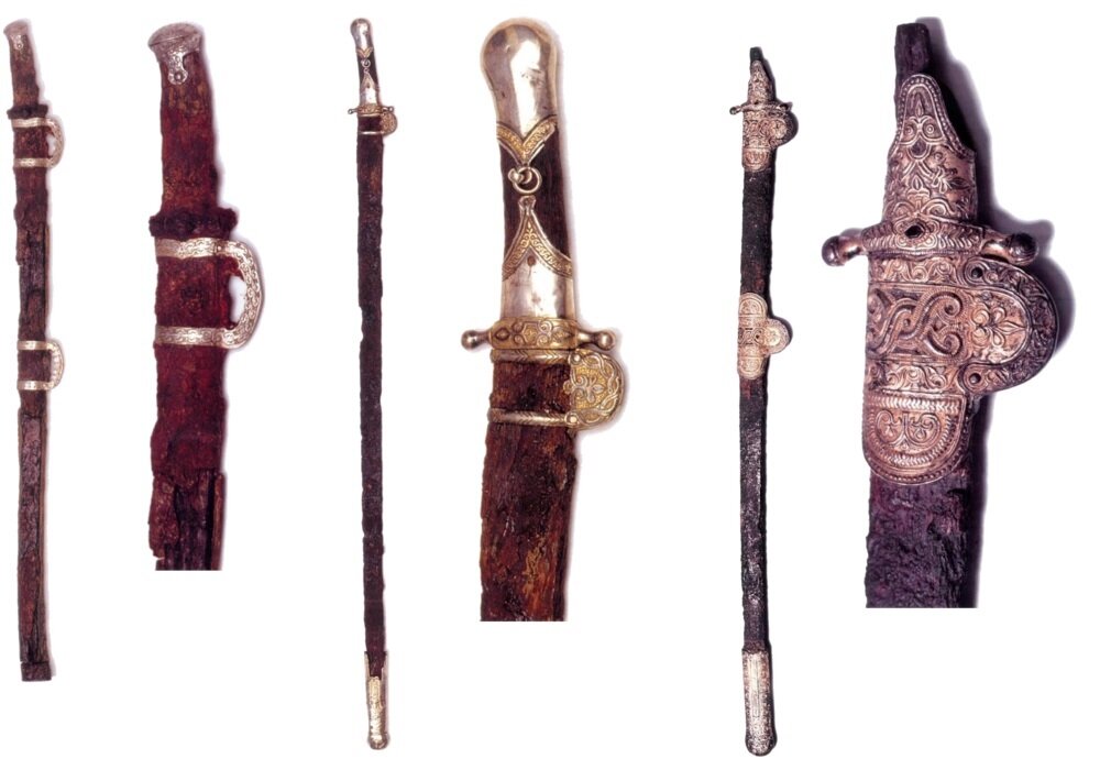 Сабли алан. Слева 8 - 9 вв.; по центру и справа 10 - 12 века.