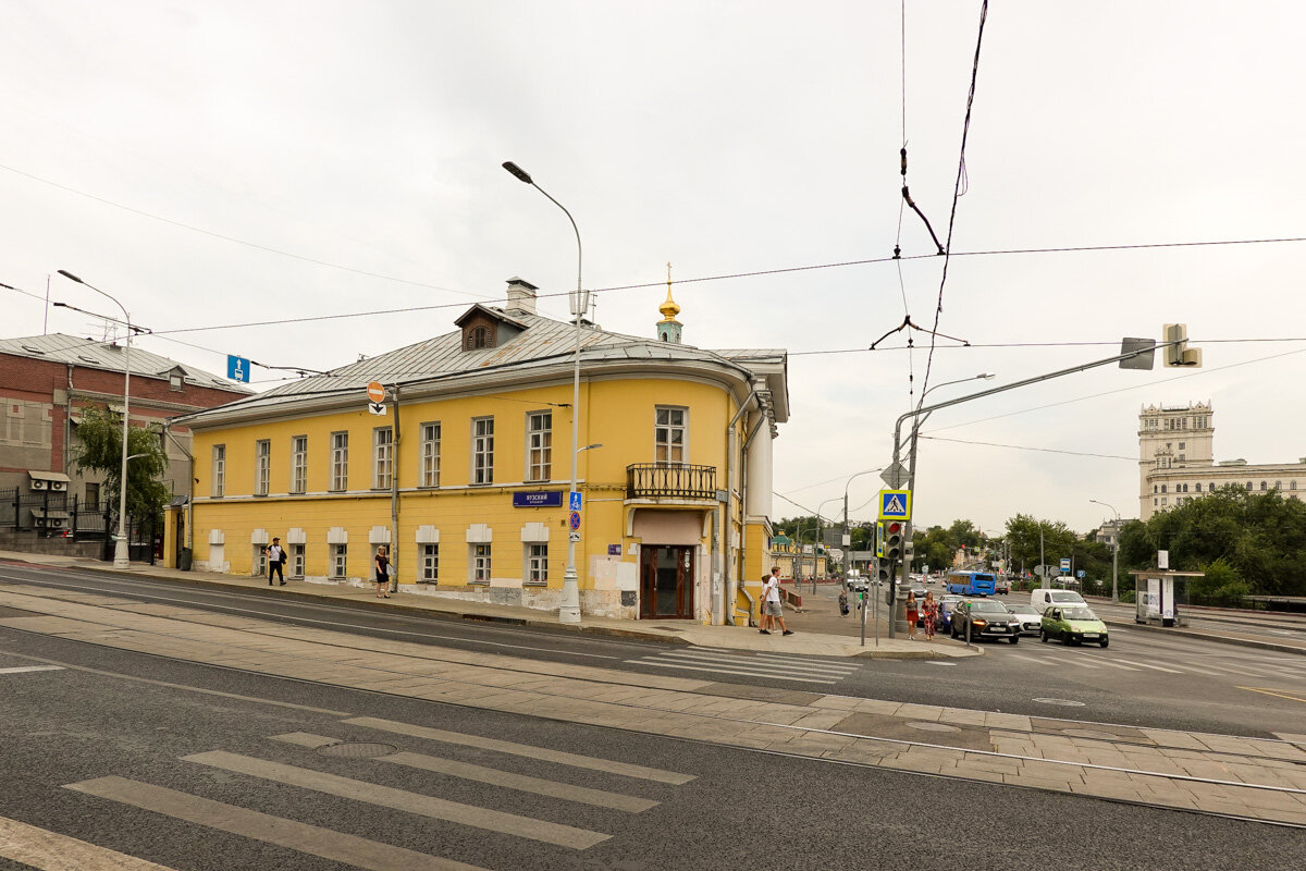 Пешеходная прогулка по центру Москвы. Дом, где по легенде родился Андрей  Макаревич, один из самых дорогих переулков и многое другое | Самый главный  путешественник | Дзен