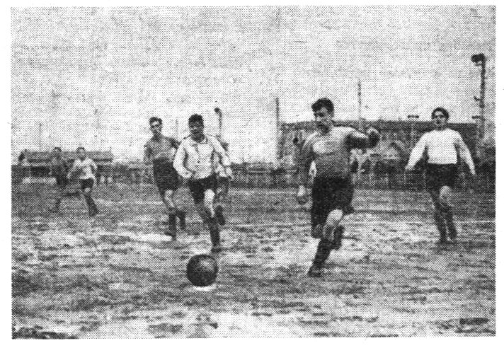 На снимке один из моментов состязания на заводском стадионе "Торпедо" - "Сталинец", 4 ноября 1955 г. Сканировано автором ИстБлога.