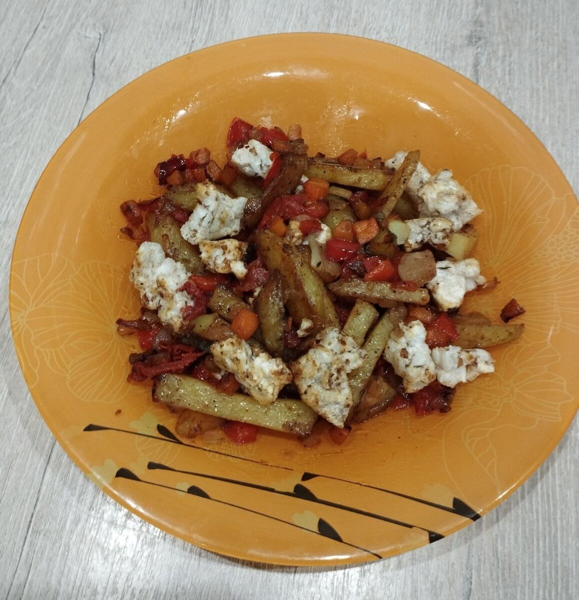 Если хлебец покрошить, он становится сочным и более вкусным