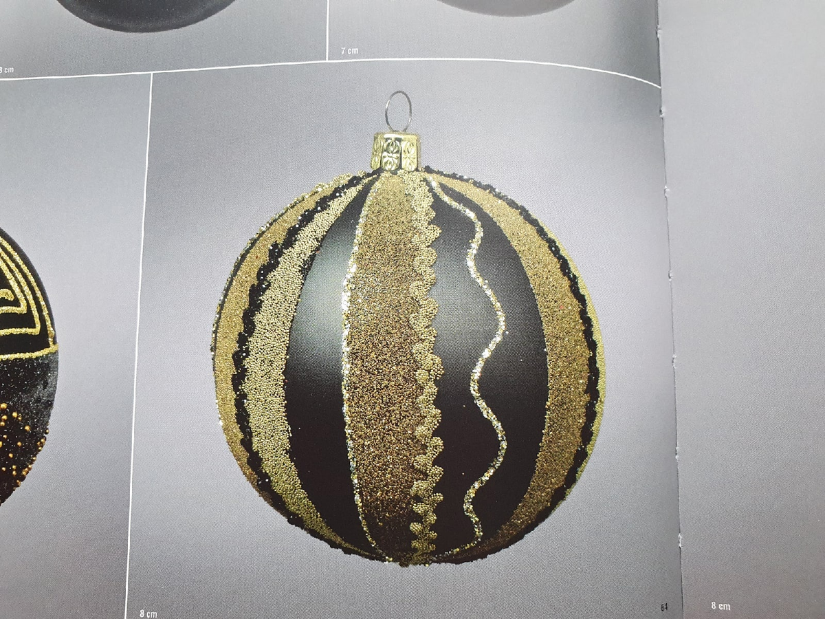 Иллюстрация из книги "Стеклянные рождественские украшения" автор Петр Новы