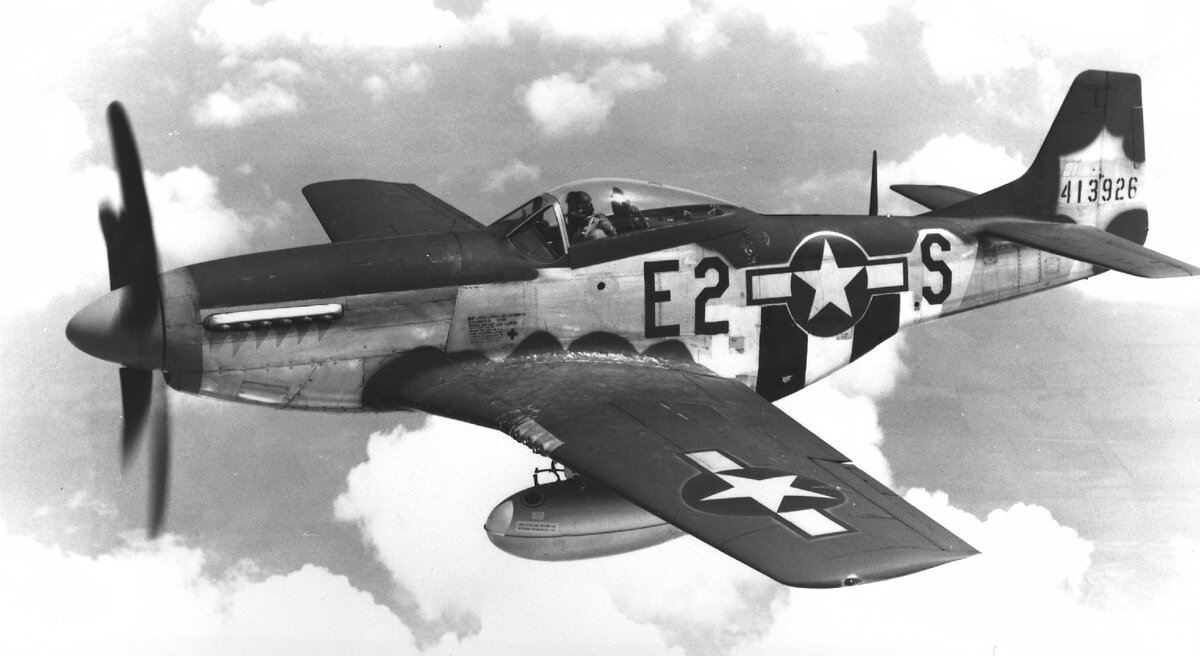Боевой американский самолет P-51 "Мустанг".