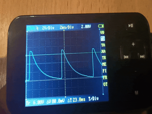 Форма сигнала на эмиттере Т3 и минусе С8
