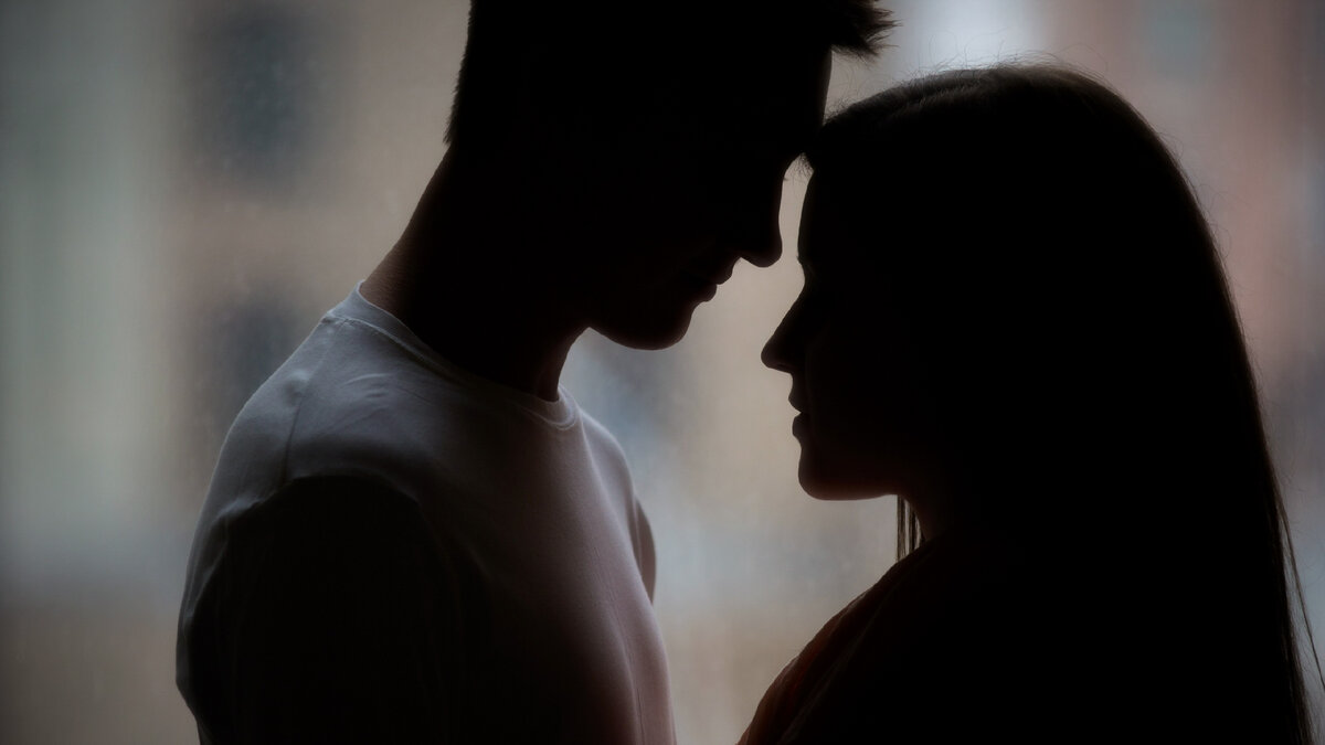 Юра молча встал и подошёл к ней на расстояние одного дыхания (фото из открытых источников)