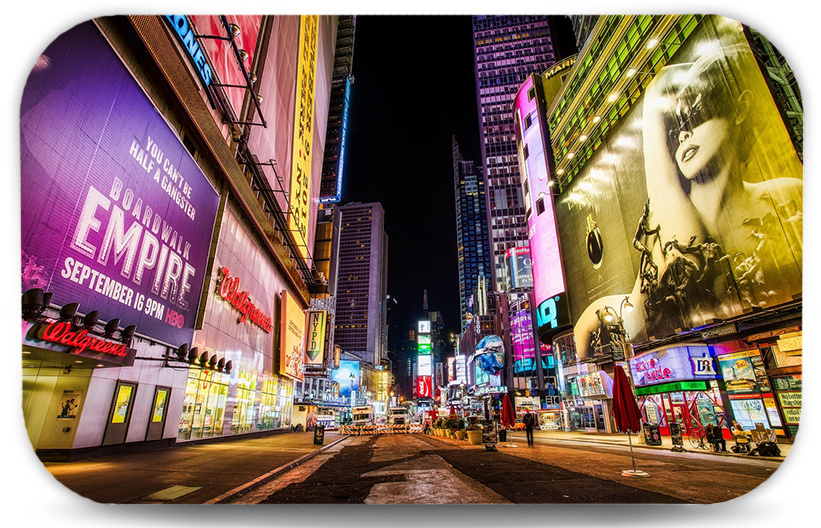 Обилие рекламы на улице мегаполиса