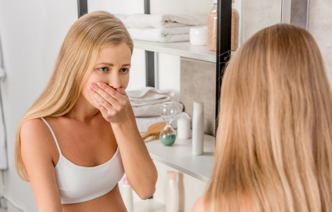    Девушка прикрывает рот:Depositphotos