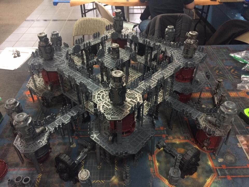 Игровой стол, который был украшен террейном