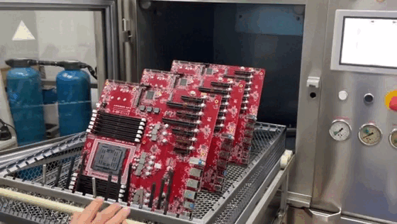 Погрузка плат ET113-MB в аппарат для отмывки паяльного флюса (GIF видео).