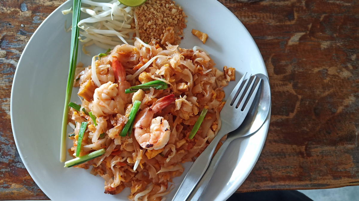 Рис пад тай. Пад Тай в Тайланде. Тайская кухня. Пад Тай Ростов. Pad Thai Ростов.