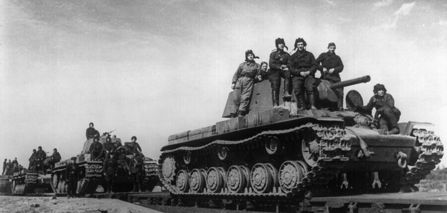 Экипажи и танки КВ-1, перебрасываемые под Сталинград. Эти машины сыграли особую роль в ходе Сталинградской битвы, поскольку их броня плохо поддавалась немецким танковым орудиям. Источник: waralbum.ru