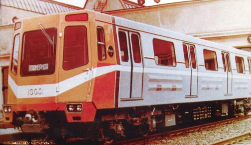 Похожая фотография, но в цвете и немного с другого ракурса. Отсюда: http://metro-photo.ru