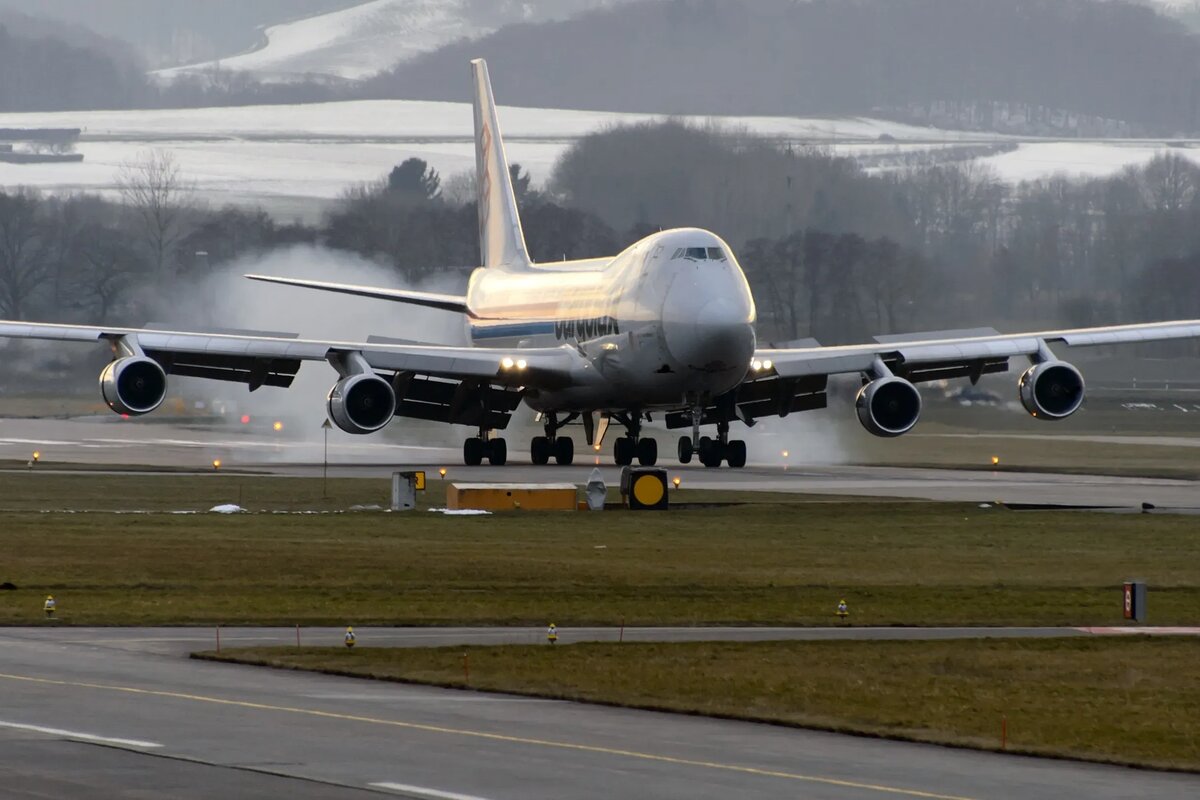     Вот как выглядит жёсткая посадка из кабины авиалайнера