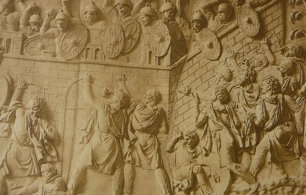 Фрагмент колонны Траяны. Варвары атакуют римский лагерь. Если присмотреться, то в правой части видно простейший таран в руках осаждающего.