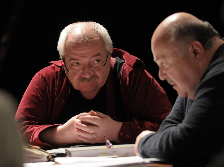     Репетиция спектакля «Буря» У.Шекспира. Режиссер Роберт Стуруа и Александр Калягин. Фото: архив театра