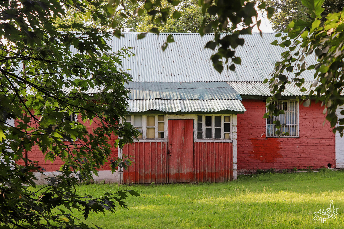 Заброшенный дом походит на усадьбу писателя